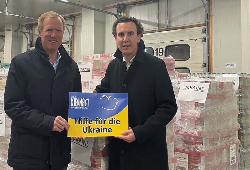 v.li.: Mag. Julius und Mag. Alexander Kiennast unterstützen mit mehreren Paletten Ware die Ukraine-Hilfe.
